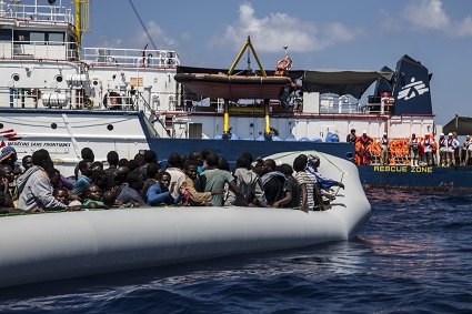 MŽdicos Sem Fronteiras est‡ conduzindo opera›es de busca e resgate no mar Mediterr‰neo para tentar salvar a vida daqueles que se arriscam nessa perigosa travessia para chegar ˆ Europa.