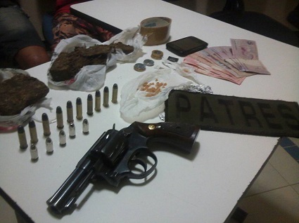 Drogas e arma estavam em uma residência 