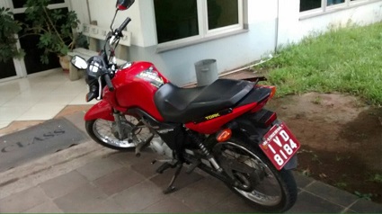 Homens detidos caíram da moto durante a fuga. Um deles foi enquadrado por receptação e o outro era foragido da justiça