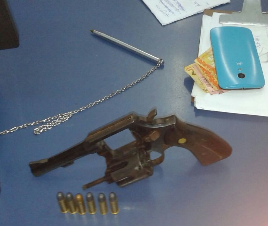 Arma, celular e dinheiro do suspeito foram apreendidos