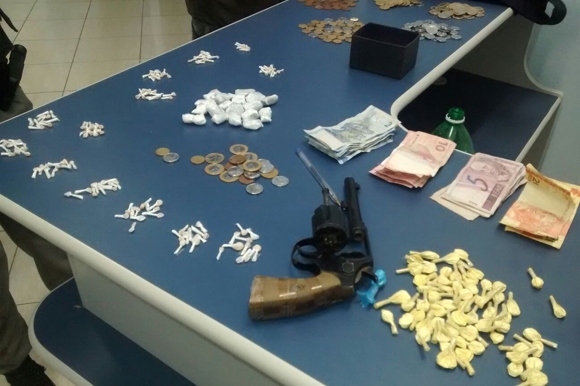 Maconha, cocaína, crack e um revólver foram apreendidos na ação