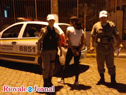 Policiais da BM prenderam mulher logo após o fato