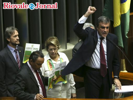 O Advogado-geral da Uni‹o, JosŽ Eduardo Cardozo, fala a favor da presidenta Dilma durante discuss‹o do processo de impeachment, no plen‡rio da C‰mara dos Deputados