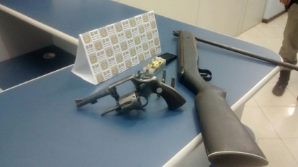 Dois homens foram presos por porte ilegal de arma de fogo