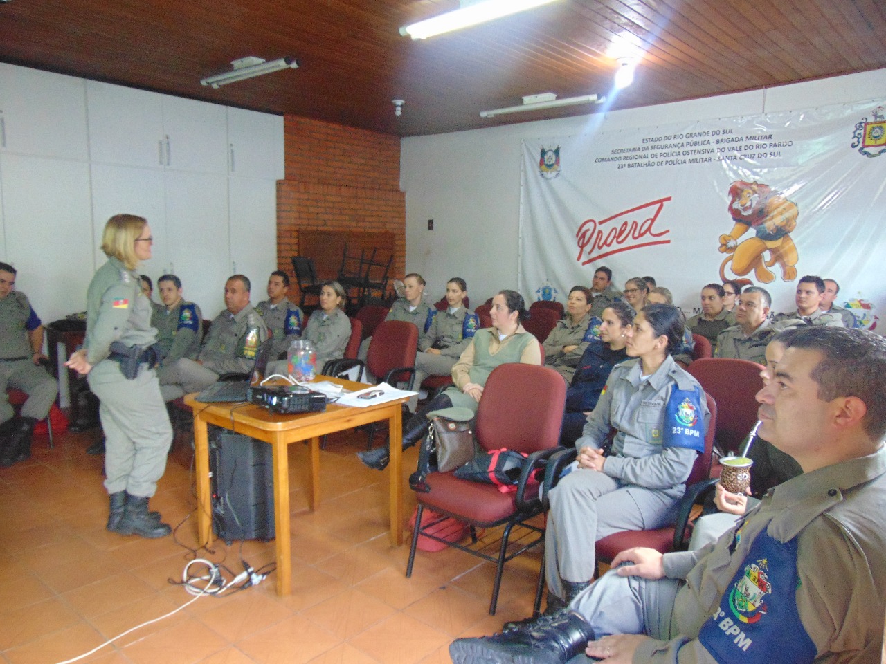 Capitã Scheila Gaira (em pé) coordenou o grupo