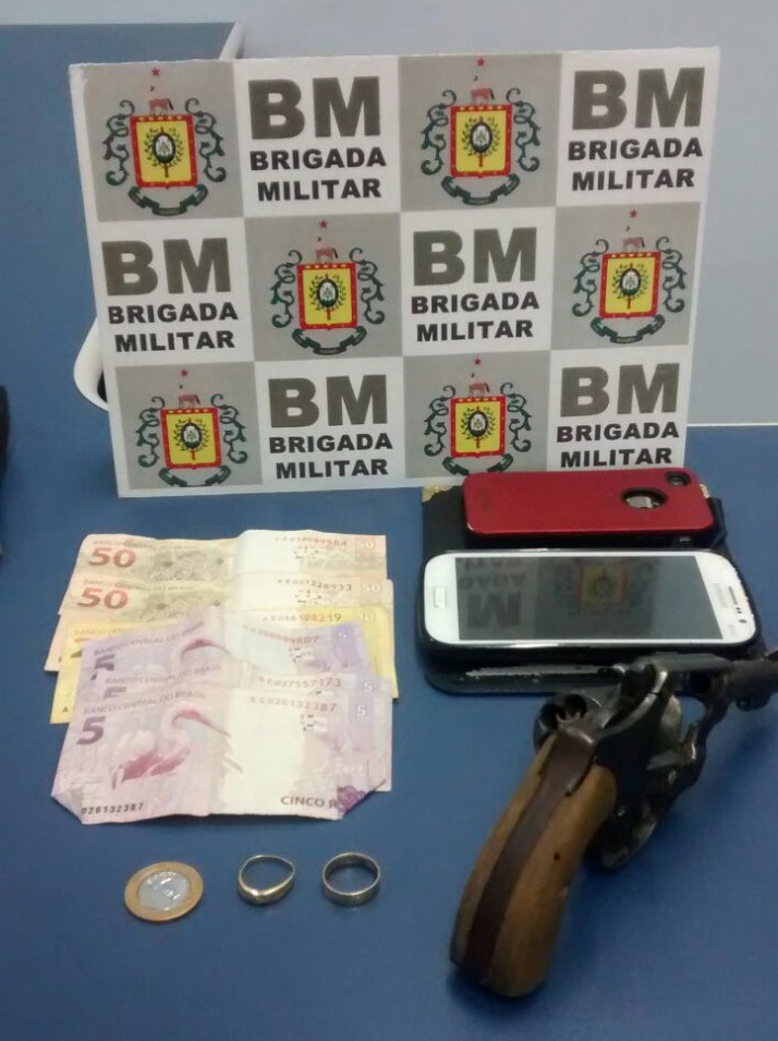 Revólver utilizado pelo assaltante foi apreendido e bens roubados das vítimas foram recuperados