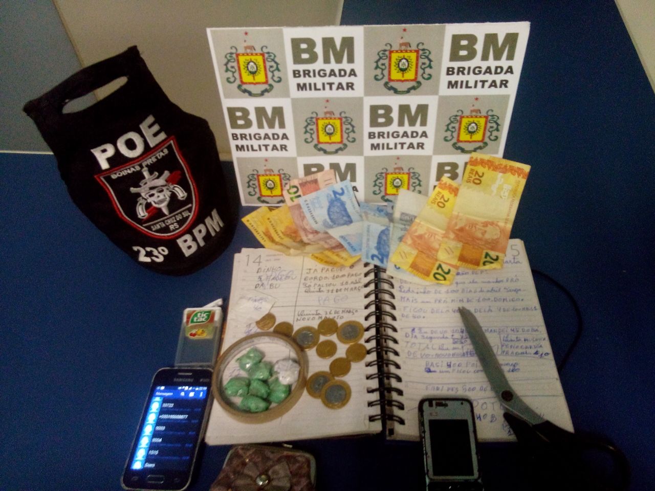 POE encontrou dinheiro, droga, celulares e anotações referentes ao tráfico dentro da residendência