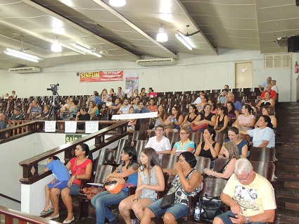 Grupo de pais e alunos da Escola Nossa Senhora do Ros‡rio esteve presente na C‰mara de Vereadores