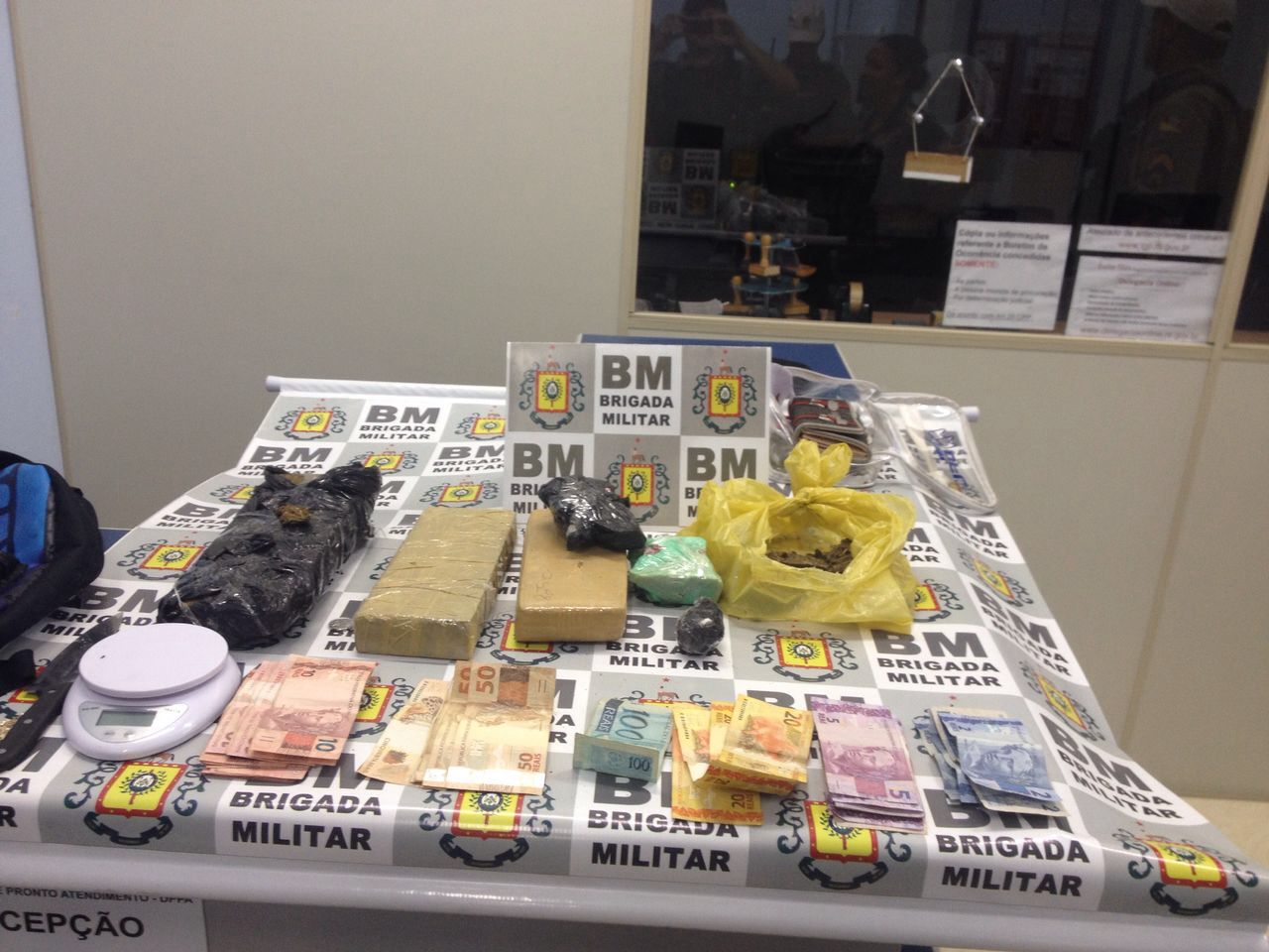 Drogas foram encontradas em veículo que estaria fazendo entregas pela região