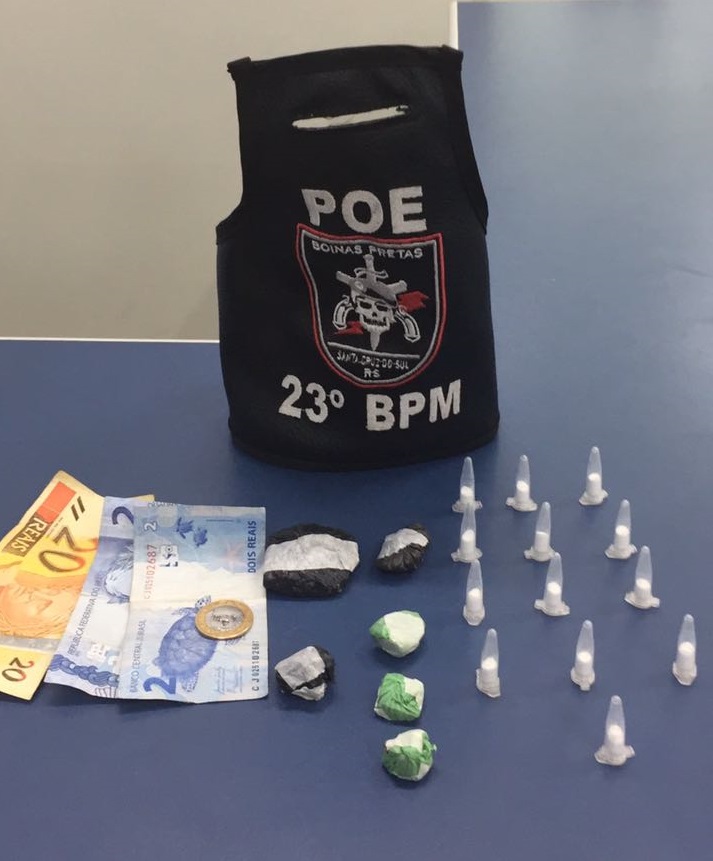 Maconha, cocaína e dinheiro que o jovem carregava foram apresentados na delegacia