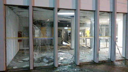 Um dos explosivos foi colocado para danificar o cofre da agência, mas falhou, segundo a BM