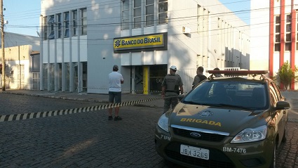 Policiais do 2ºBPM, do POE de Rio Pardo e da inteligência da BM estão na procura dos criminosos 