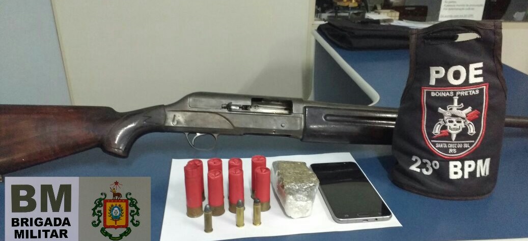 Arma e material entorpecente foram apresentados na delegacia e jovem de 21 anos foi para o presídio