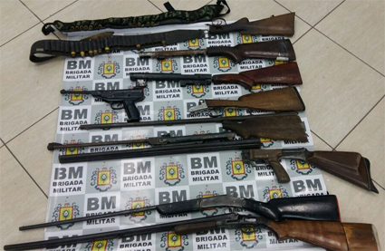 Espingardas e pistola encontradas dia 31 de março 