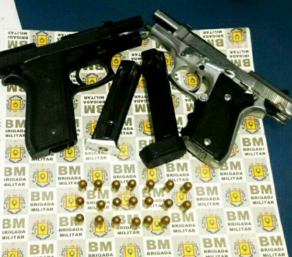 Duas armas foram encontradas no carro em que os jovens estavam