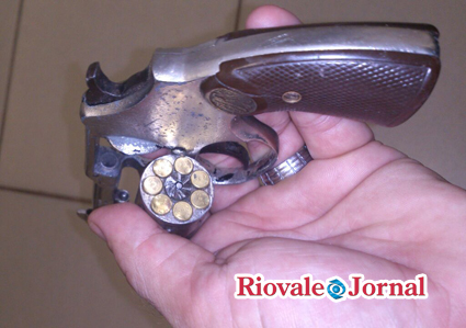 Arma apreendida tinha sete munições intactas