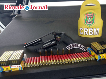 Arma calibre 36 e munições de diversos calibres foram encontrados com homem de 58 anos
