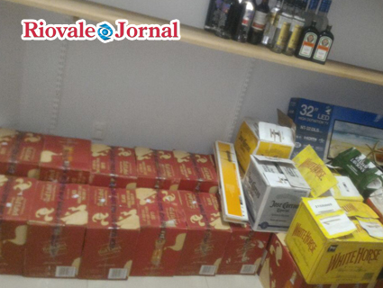 Segundo contagem da BM, são 30 caixas de uísque Red Label e duas da marca White Horse, sete garrafas de vodca, duas de Tequila e uma de espumante