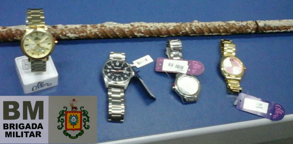 Quatro relógios e a barra de ferro que teria sido usada para arrombar a loja foram encontrados com o preso