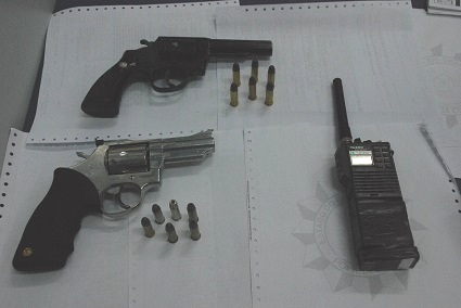 Revólver preto estava no carro abordado, e a outra arma foi encontrada na perseguição a pé 