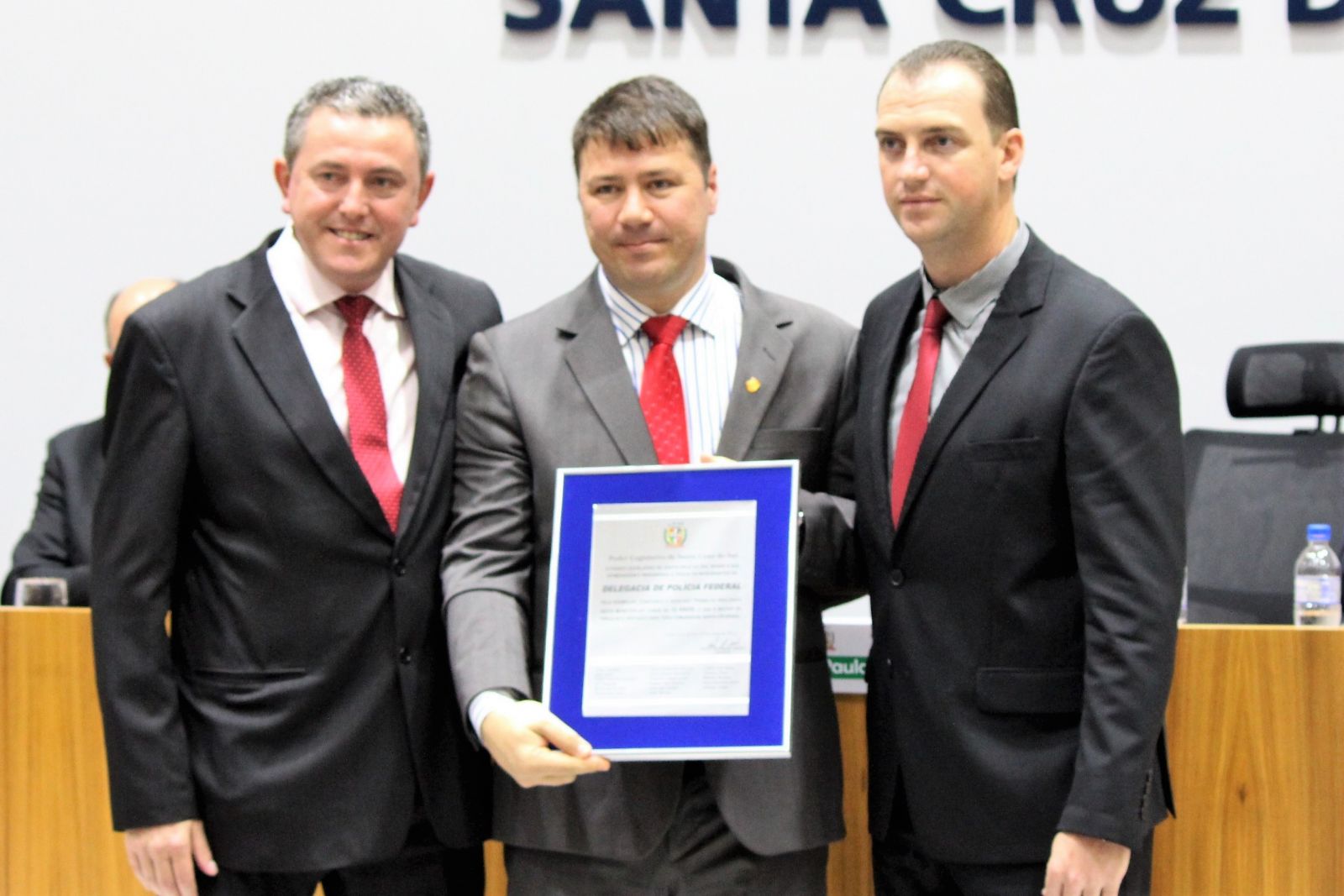 Delegado da Polícia Federal, Gustavo Schneider, recebe a placa em homenagem aos 12 anos de presença da corporação em Santa Cruz