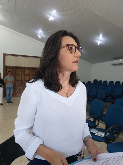 Secretária de Educação, Jaqueline Marques, divulgou balanço das vagas durante coletiva de imprensa 
