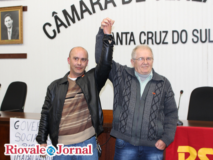 Afonso Schwengber (PSTU) ˆ direita, ao lado do candidato a vice de sua chapa, Alexandre Haas (PSTU)