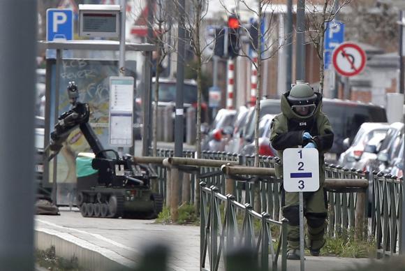 Esquadrão antibomba em ação no bairro Shaerbeek, em Bruxelas, três dias após atentados no aeroporto internacional e em estação de metrô da capital belga que deixaram 31 mortos