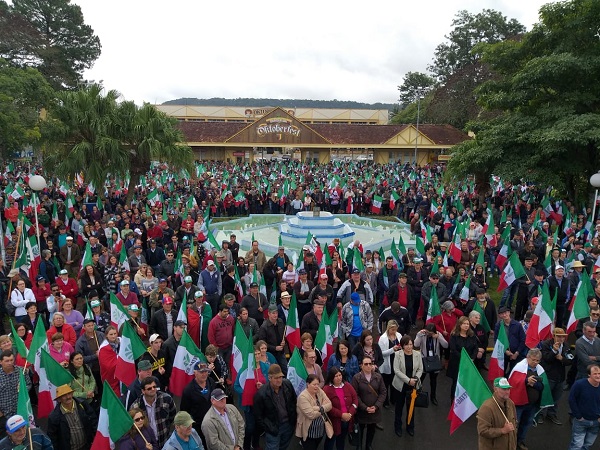 A manifestação iniciou pela manhã em frente ao parque da Oktoberfest