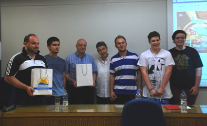 Os italianos Massimo (de camiseta preta), Angelo (camisa azul), Daniela (camisa branca) e Francesco (camiseta branca com preto) receberam uma lembrança do curso de Turismo da Unisc