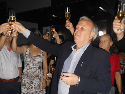 Momento em que Valdir Bruxel convidou a todos para realizarem um brinde