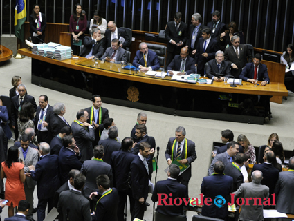 Deputados, reunidos desde ontem, votam neste domingo a abertura do processo de impeachment contra Dilma, a partir de 14h