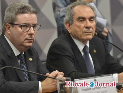 O presidente da Comiss‹o Especial do Impeachment no Senado, Raimundo Lira, e o relator, Antonio Anastasia durante reuni‹o para analisar e votar requerimentos