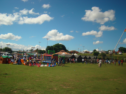 Crianças e familiares foram até a praça para conferir as atividades organizadas pela Brigada Militar
