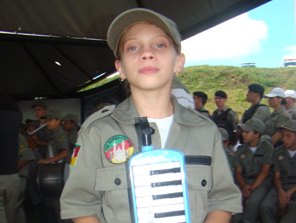 A jovem Emily Ferreira, de 11 anos, integrante do projeto há 3 anos