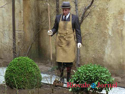 Peter Sellers interpreta um discreto personagem que atinge sucesso inesperado