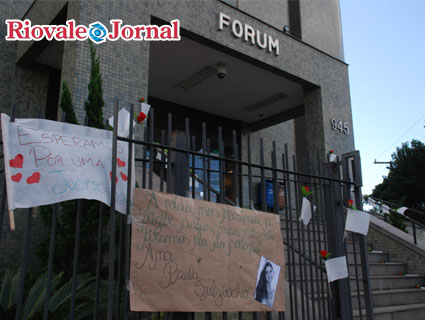 Cartazes foram espalhados nas grades em frente ao Fórum de Santa Cruz do Sul