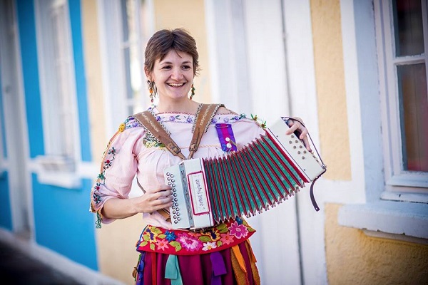 A santa-cruzense, Genifer Gerhardt, palhaça, bonequeira e poeta será uma das atrações