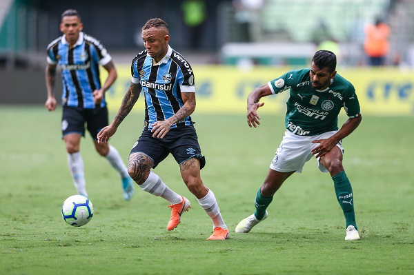 Grêmio de Everton Cebolinha ganhou do Palmeiras e deu título para o Flamengo