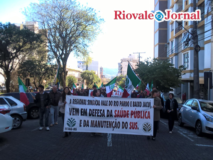 Grupo caminhou pelas ruas centrais