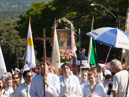 Todos os anos milhares de fiéis participam da caminhada até o santuário