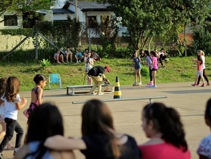 Skatistas realizam atividades nas escolas