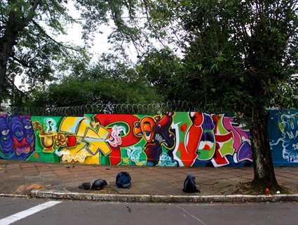 Obra feita em parceria entre os grafiteiros e a Padaria Pritsch pretende aproximar as pessoas da arte