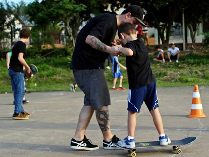 CrianÃ§as tÃªm a possibilidade de se aproximar de skatistas e artistas da regiÃ£o