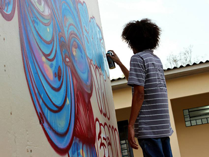 Grafiteiro Rodrigo Almeida em atividade realizada na Escola NormÃ©lio Boettcher
