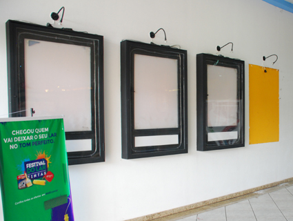 Quem passa em frente ao espaço já percebe um vazio onde antes havia a programação