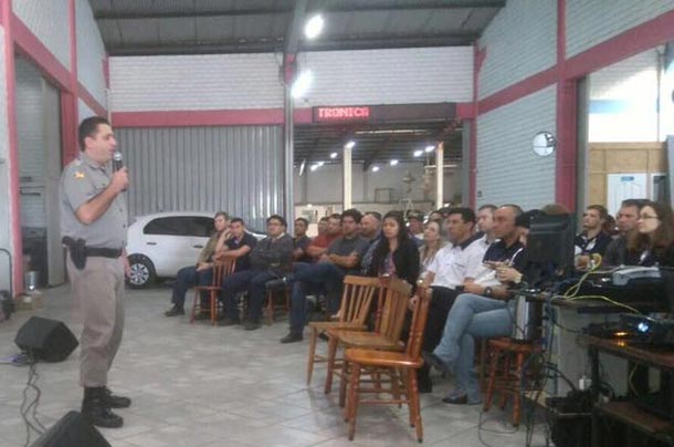 Capitão Gaira, do Comando Rodoviário, durante sua explanação