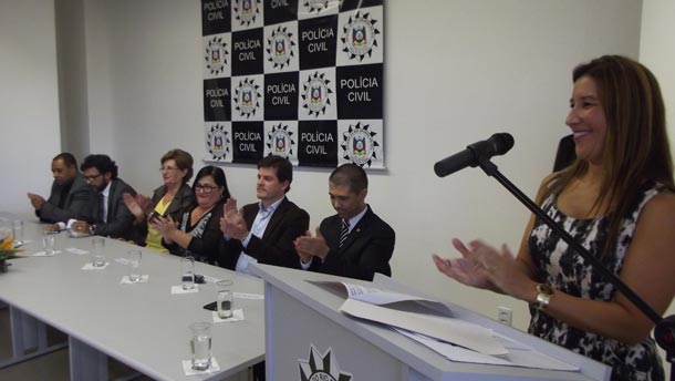 Delegada Lisandra (em pé, à direita) comandará o Núcleo de Mediação de Conflitos da DEAM em Santa Cruz