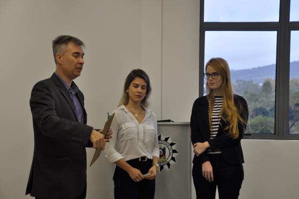 O promotor de justiça Eduardo Ritt (à esquerda), e as bolsistas do projeto