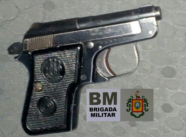 Armamento foi encontrado com um homem nas primeiras horas do domingo, 4